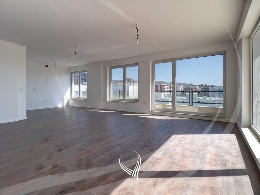 Ático – Oficina con 5 habitaciones en alquiler en el barrio Mati 1