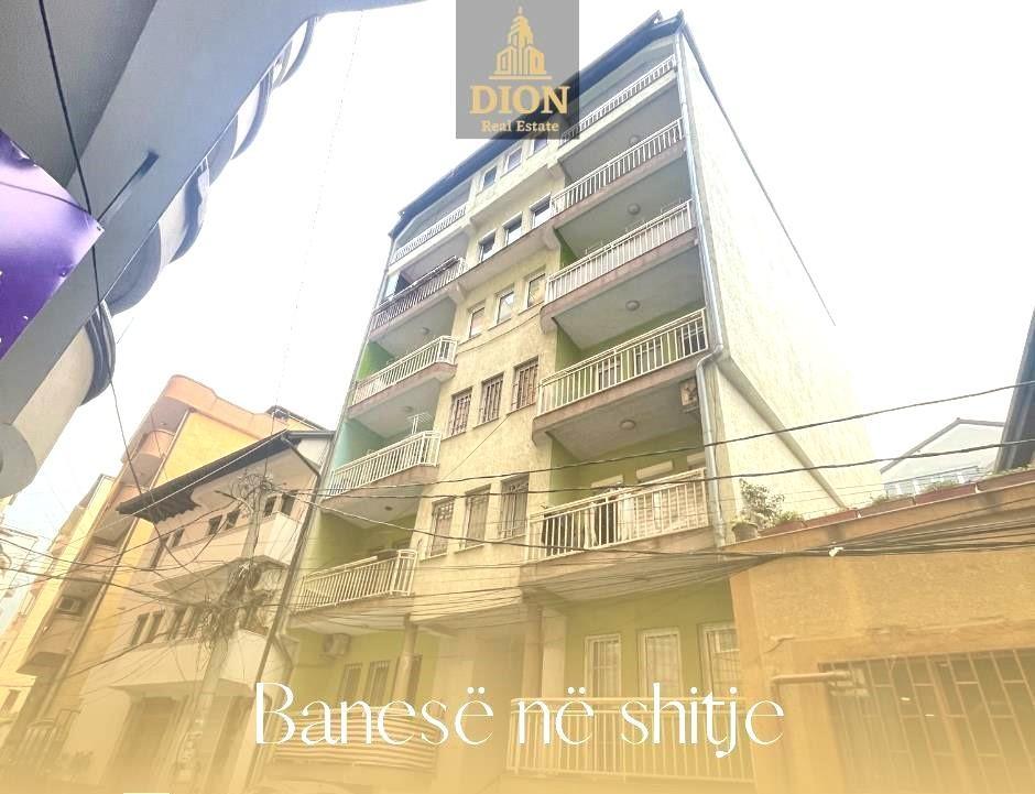 Shitet banesa 54m² në qendër te parku