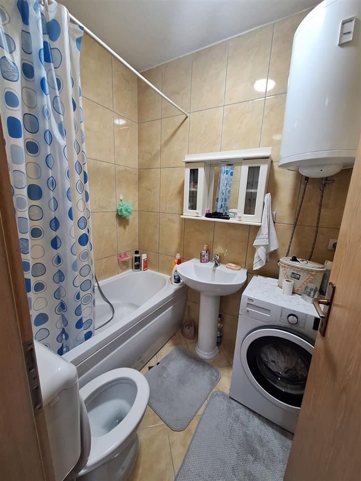 Shitet banesa 54m² në qendër te parku