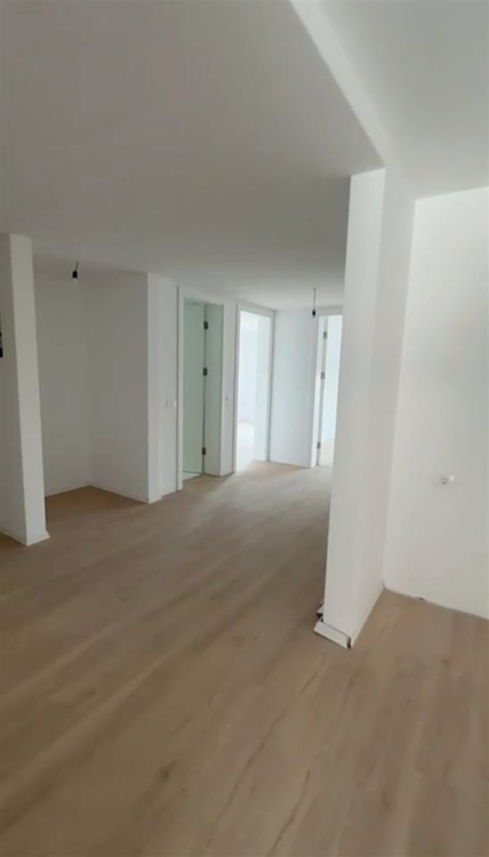 Shitet banesa 3-dhomëshe 140m²+20m² terasë në Ferizaj (6)