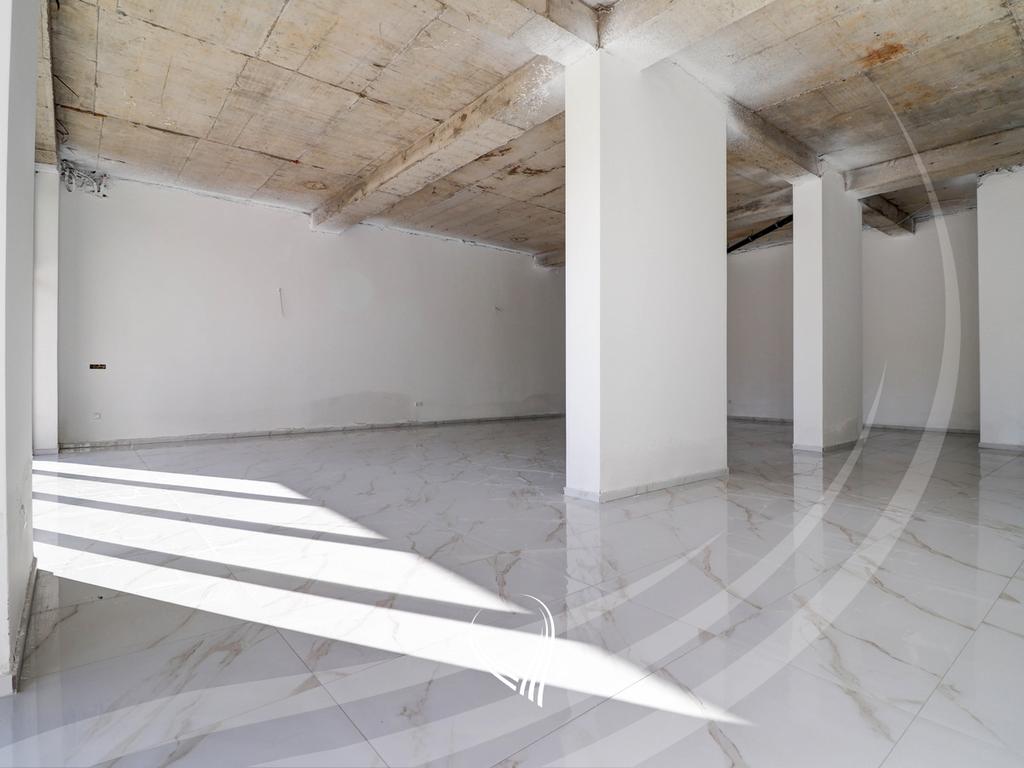 Locale commerciale di 113 metri quadrati in vendita nel quartiere Veternik