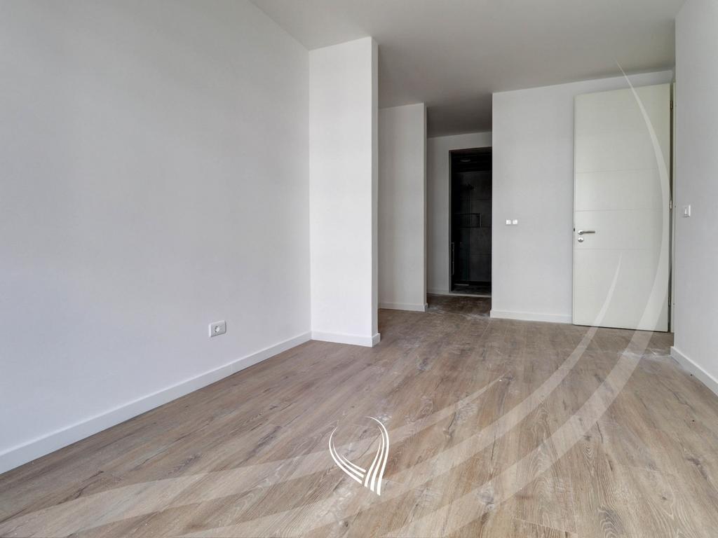 Bureau avec 4 pièces de travail à louer dans Mati 1 – Kodrina