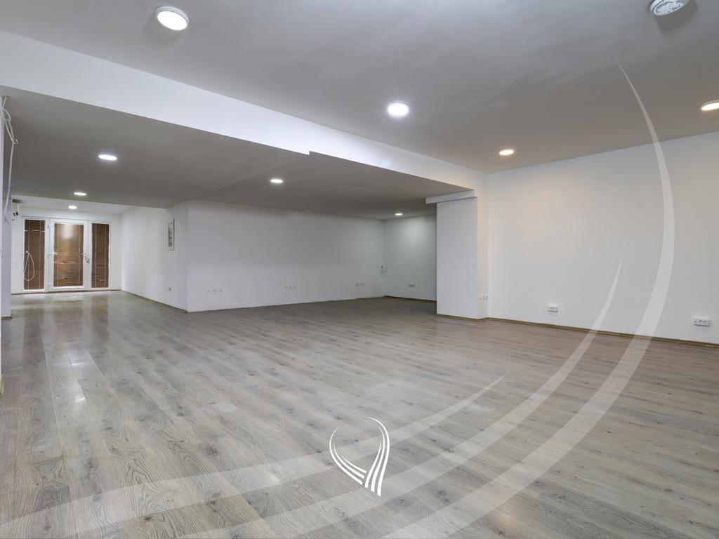 Local de 300 mètres carrés à louer dans le quartier Mati 1 (2)
