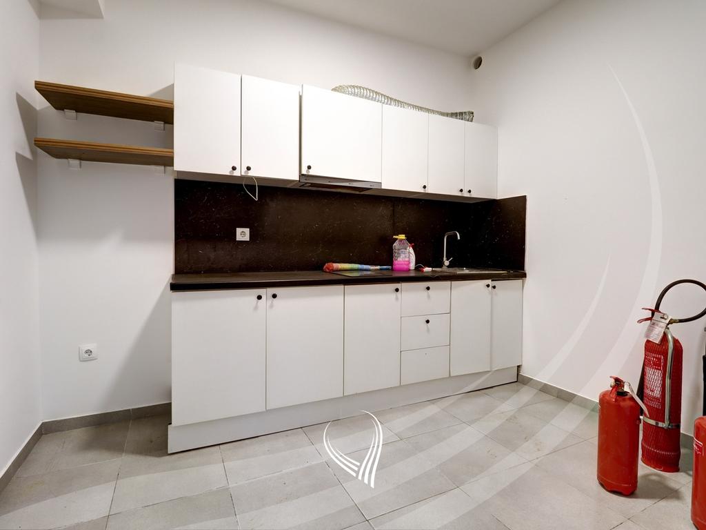 Local de 300 mètres carrés à louer dans le quartier Mati 1 (6)