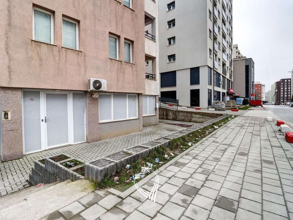 Local de 300 mètres carrés à louer dans le quartier Mati 1 (8)