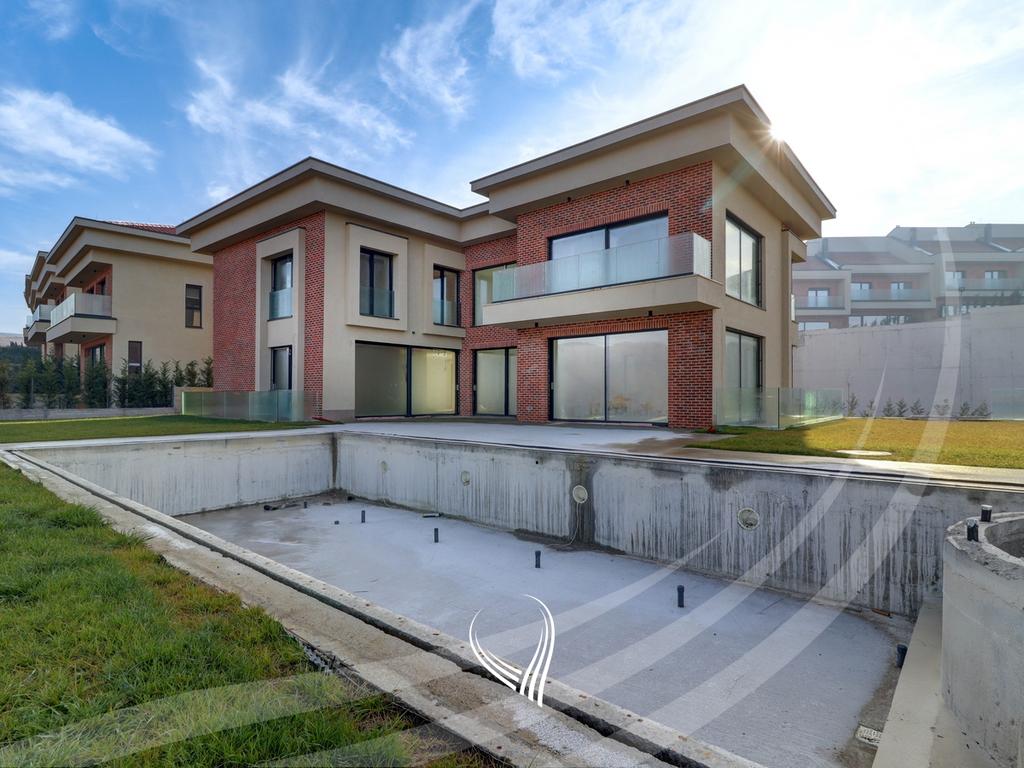Casa-residencia de 750 metros cuadrados en alquiler en el barrio marigona hill