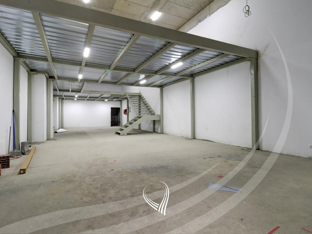 Locale di 200 metri quadrati in affitto nel quartiere Lakrishtë (3)