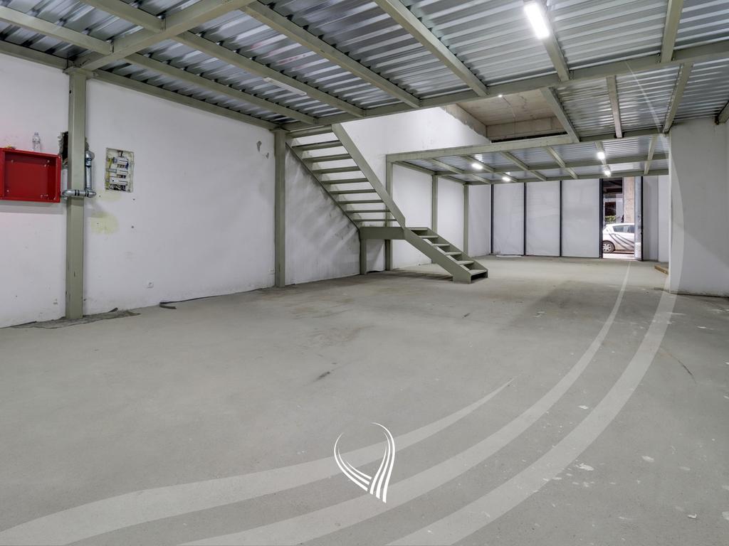 Locale di 200 metri quadrati in affitto nel quartiere Lakrishtë (4)