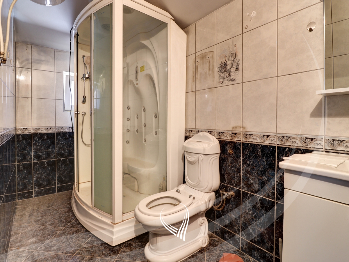 Zyre 175 metra katror me qira në qendër (8)