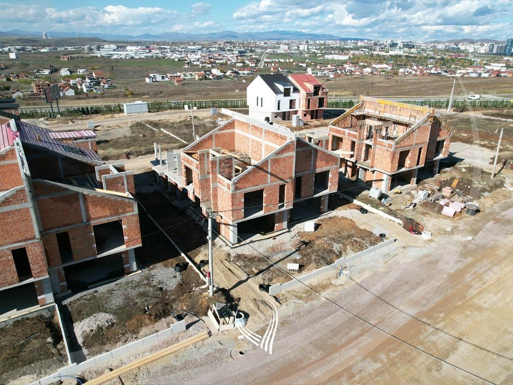 Casa con 3 dormitorios en venta en el barrio qendresa e re