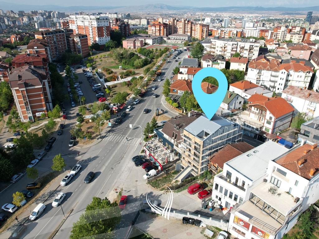 Espacio comercial para oficina de 336 metros cuadrados en alquiler en el barrio Bregu i Diellit