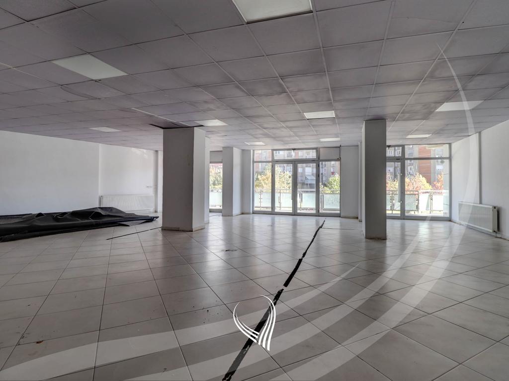 Local de 196,36 mètres carrés à vendre dans le quartier Lakrishtë