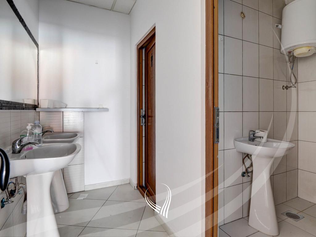 Local de 196,36 mètres carrés à vendre dans le quartier Lakrishtë (6)