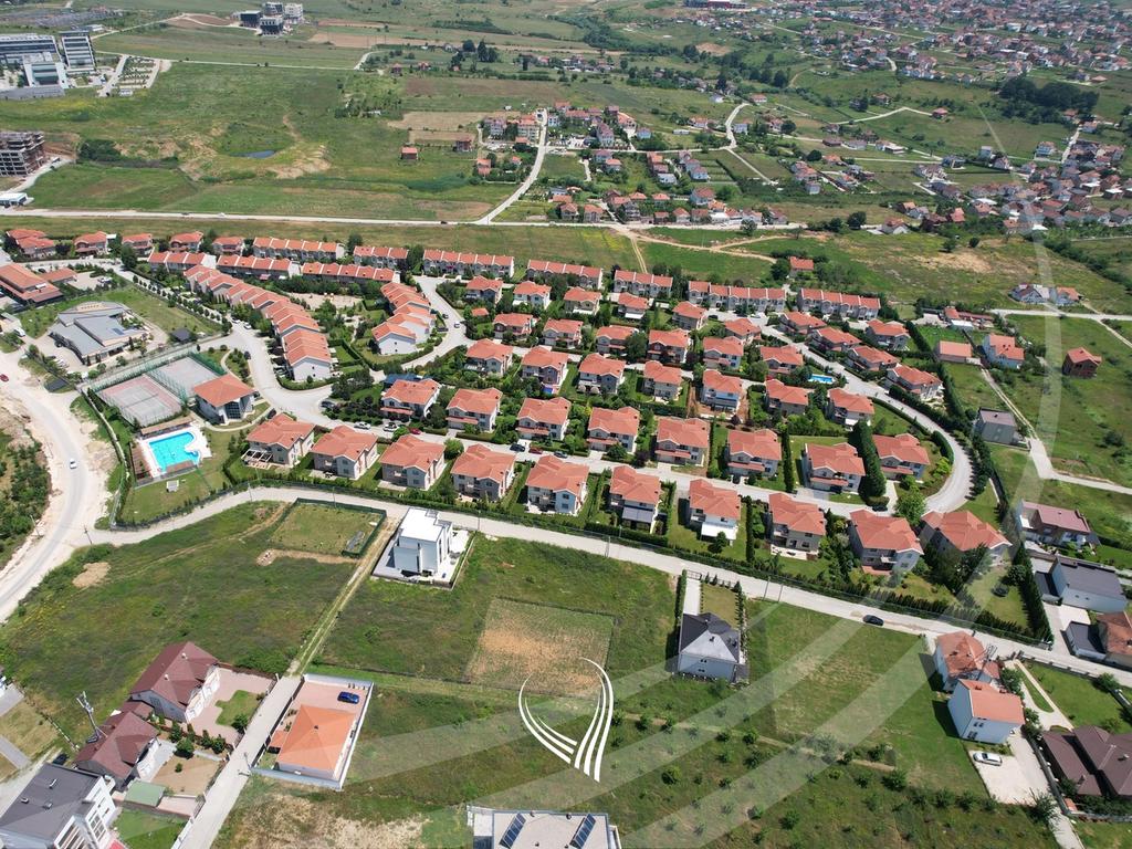 Shtëpi 300 metra katror me qira në fshatin ndërkombëtar - international village