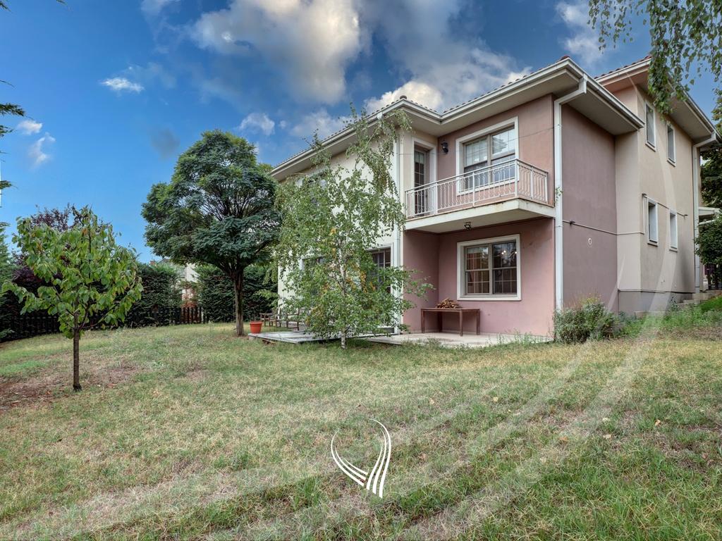 Casa de 330 metros quadrados para alugar no village internacional