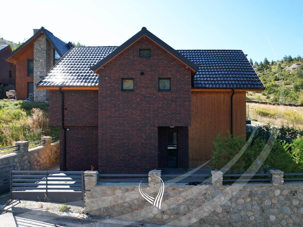 Villa de 200 metros cuadrados en venta en brezovicë