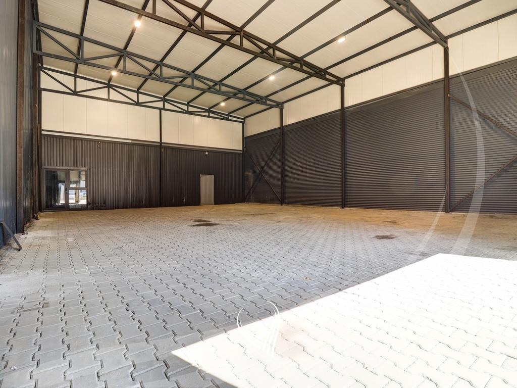 Entrepôt de 280 mètres carrés à louer sur la route principale Prishtinë-Ferizaj