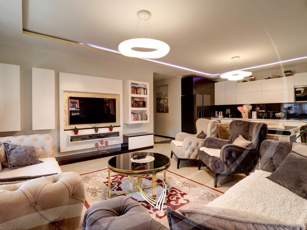 Penthouse me 4 dhoma gjumi në shitje në lagjen Mati 1