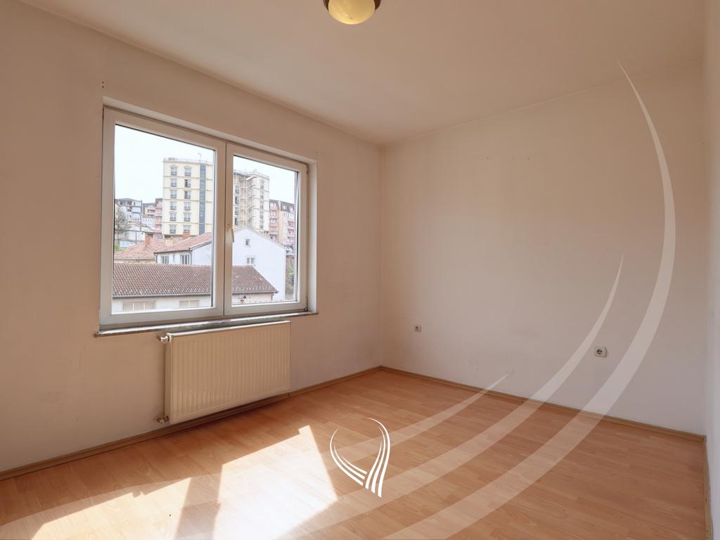 Zyre me 4 dhoma pune me qira në lagjen Aktash (6)