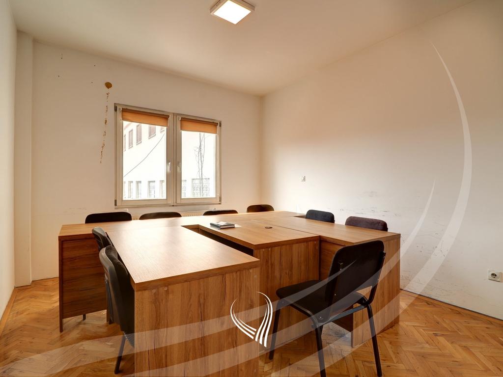Bureau avec 3 pièces pour travailler à louer dans le quartier Pejton (2)