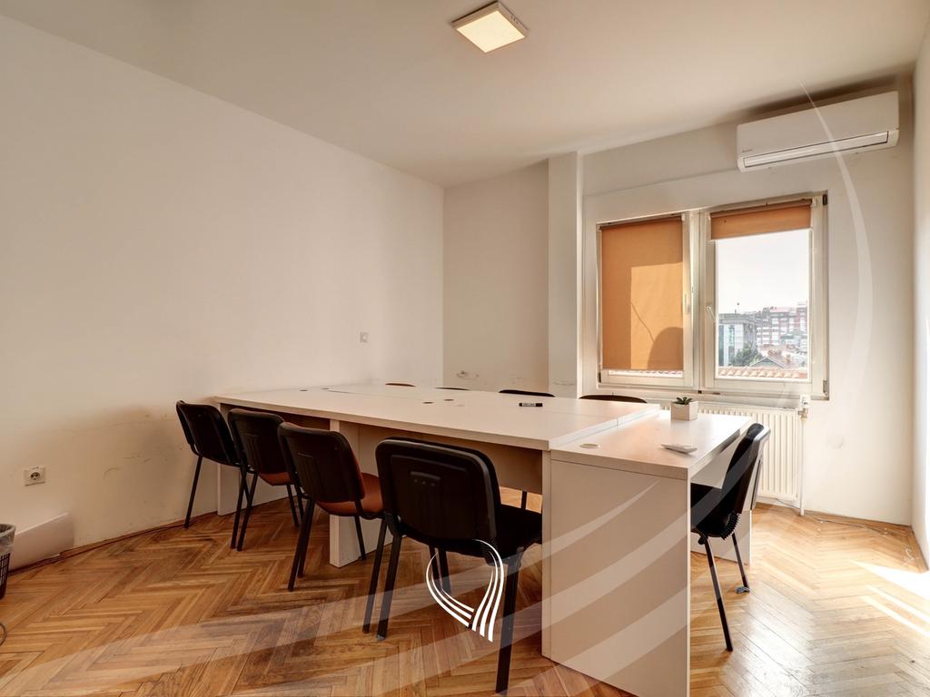 Bureau avec 3 pièces pour travailler à louer dans le quartier Pejton (8)
