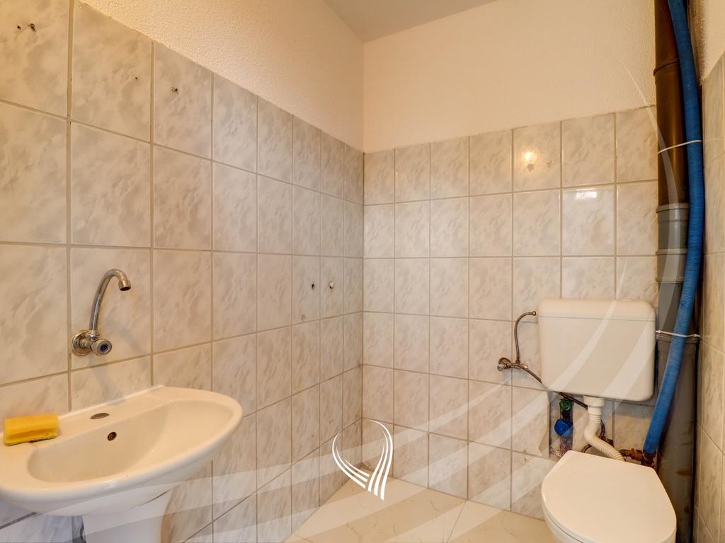 Locale di 120 metri quadrati in affitto nel quartiere muhaxherëve (6)