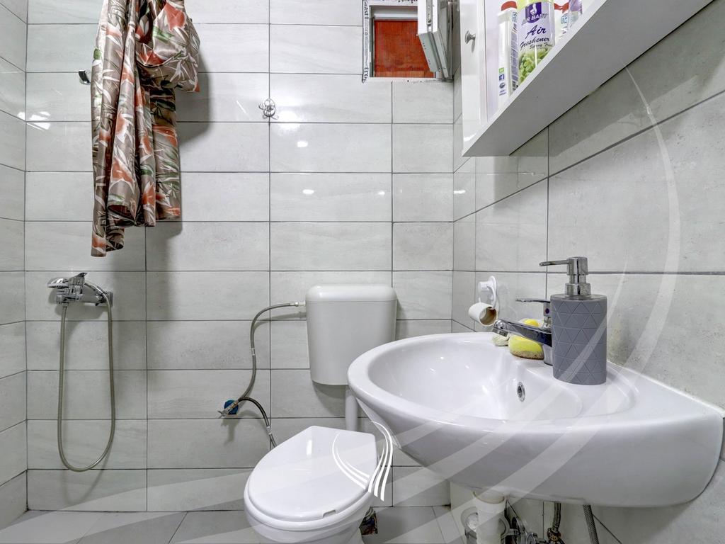 Lokal 25 metra katror me qira në qendër
