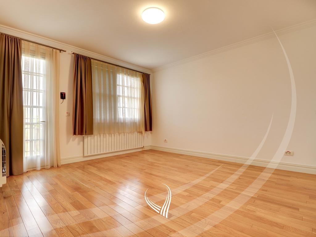 Maison de 300 mètres carrés à louer à fshati ndërkombëtar - international village (2)