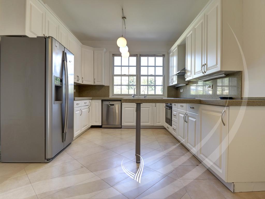 Maison de 300 mètres carrés à louer à fshati ndërkombëtar - international village (6)