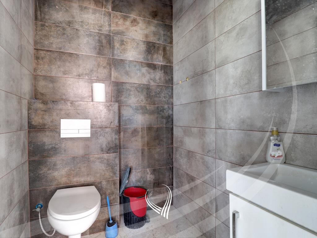 Local de 211 metros quadrados para alugar no bairro Arbëria – Dragodan (6)