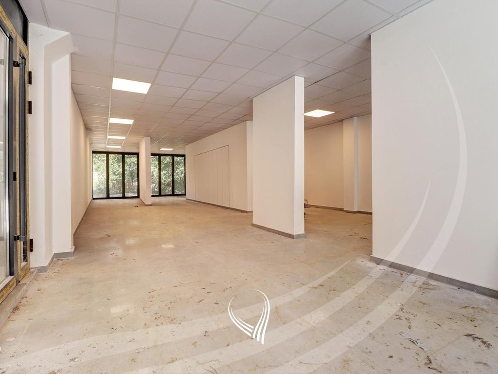 Locale di 110 metri quadrati in affitto nel quartiere Dardania (2)
