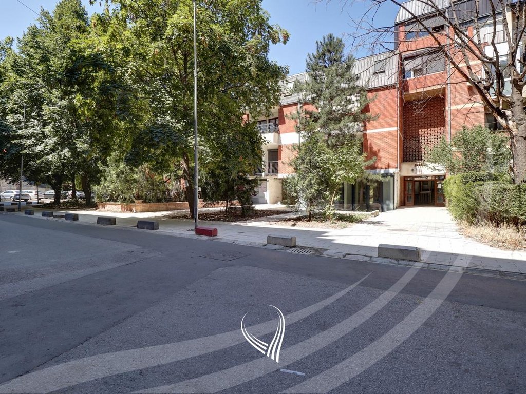 Locale di 110 metri quadrati in affitto nel quartiere Dardania (8)