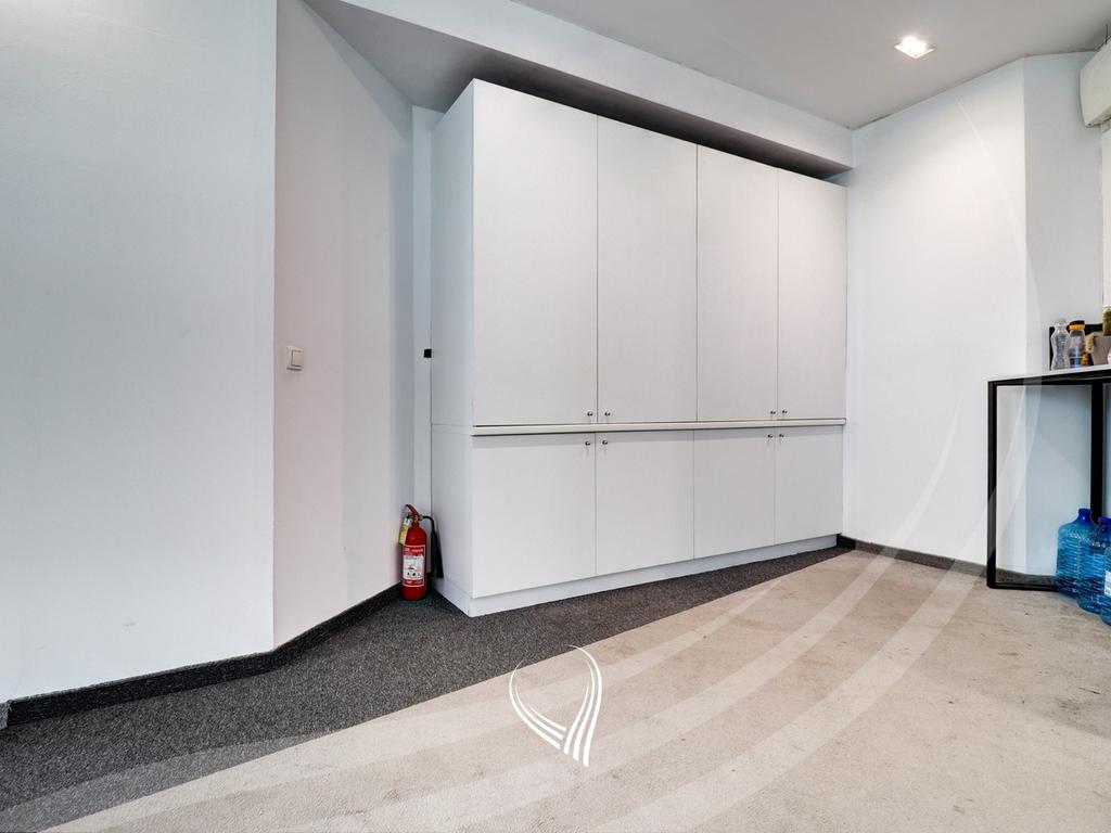 Ufficio di 300 metri quadrati in affitto nel quartiere Pejton (8)