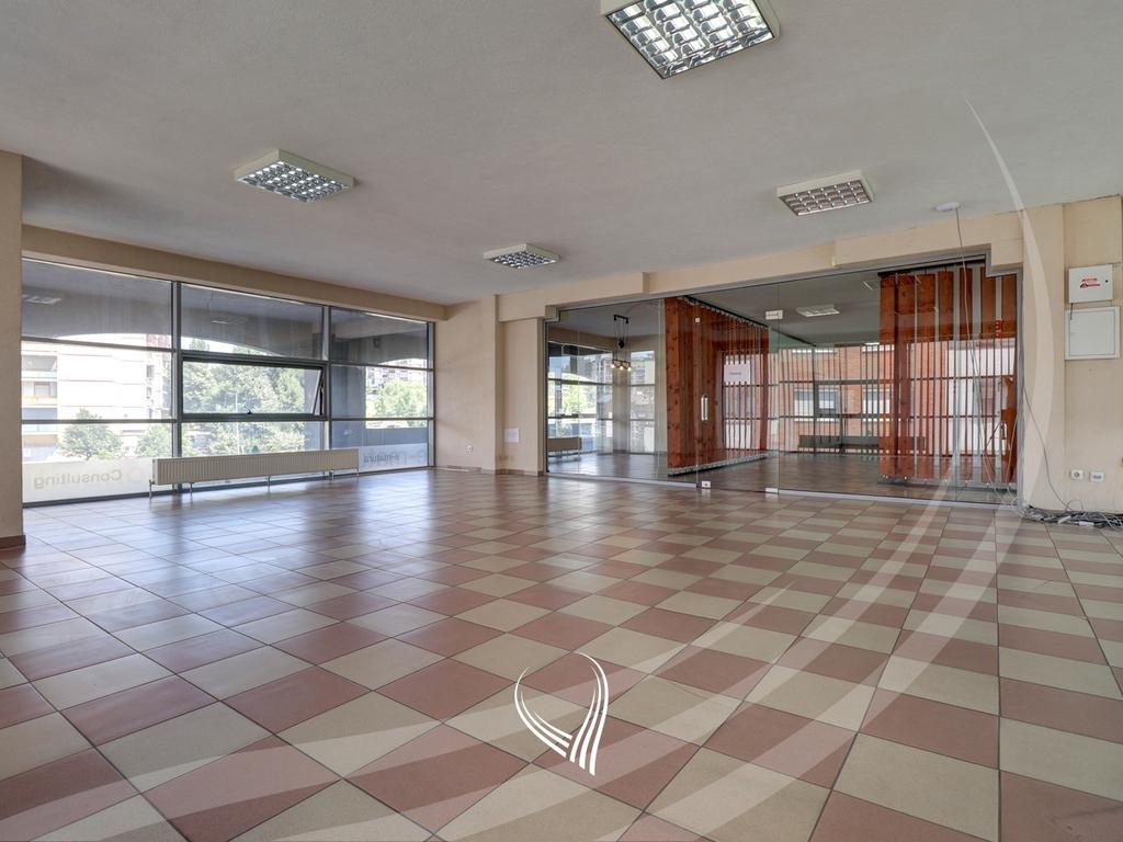 Ufficio di 250 metri quadrati in affitto nel quartiere Bregu i Diellit