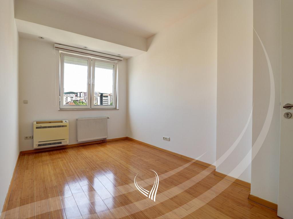 Büro mit 3 arbeitsräumen zur miete im Pejton-viertel (6)