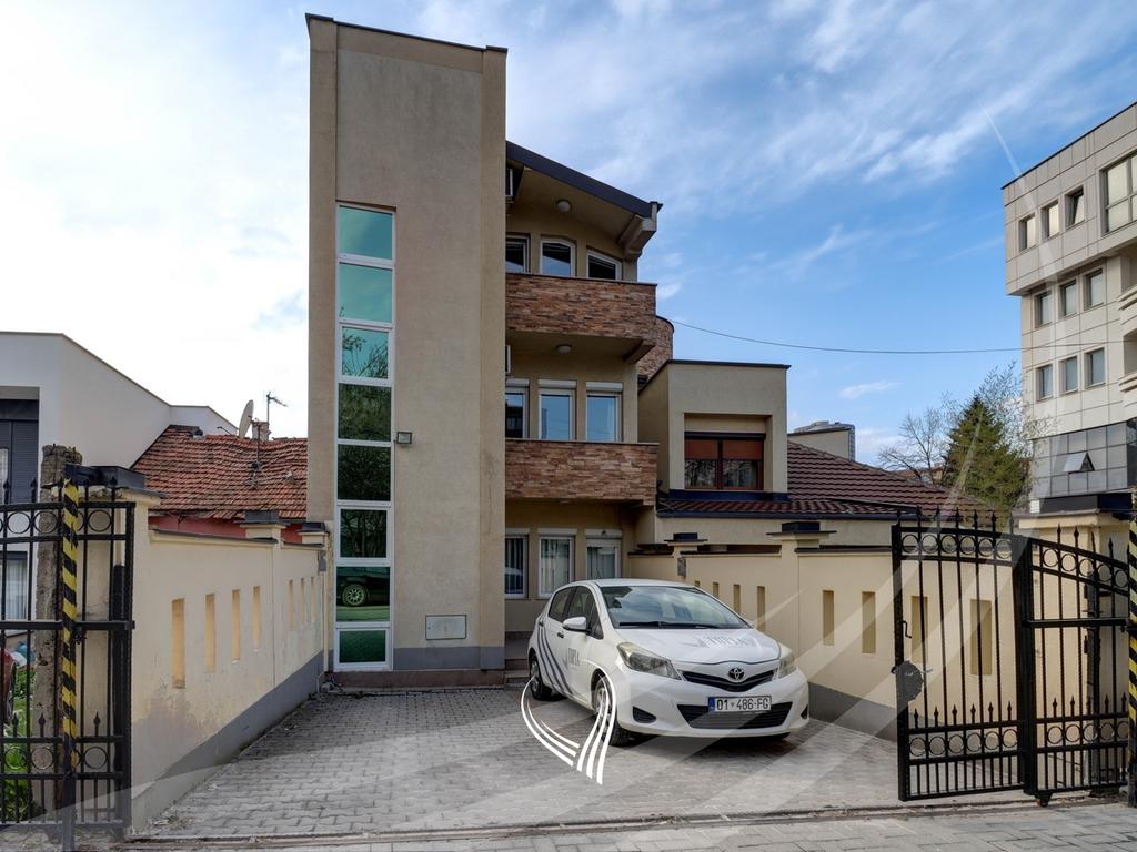 Propiedad comercial de 330 metros cuadrados en alquiler en el barrio Ulpiana