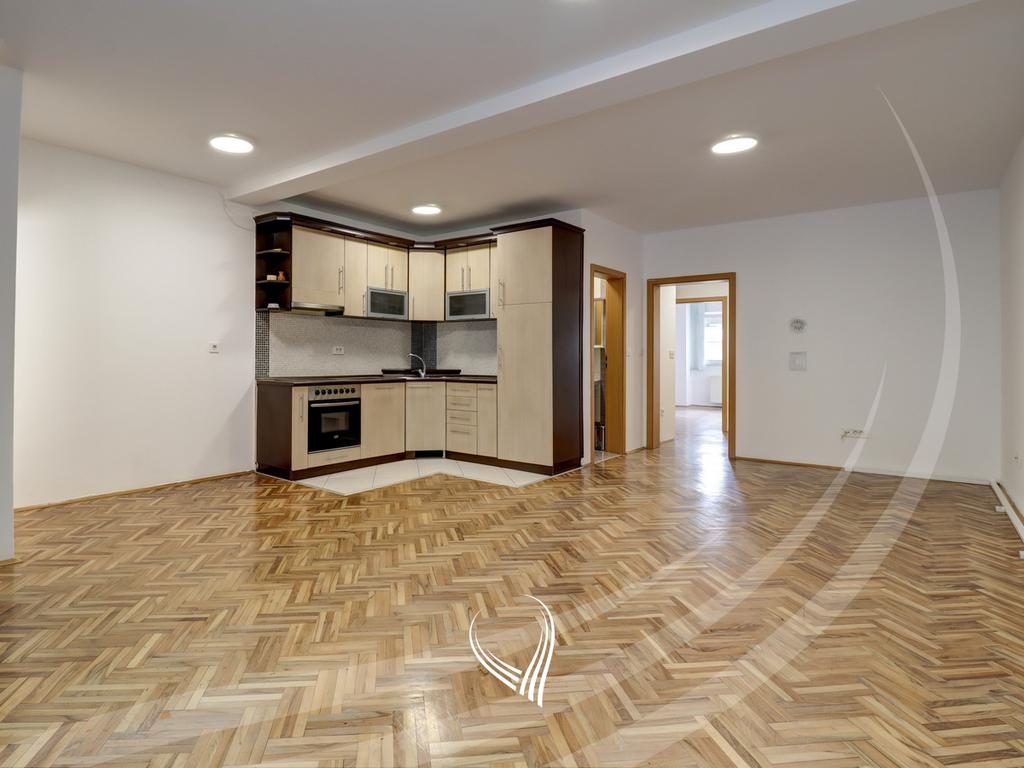 Propiedad comercial de 330 metros cuadrados en alquiler en el barrio Ulpiana (2)