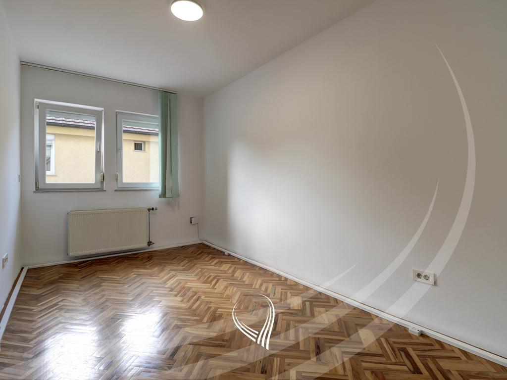 Propiedad comercial de 330 metros cuadrados en alquiler en el barrio Ulpiana (4)