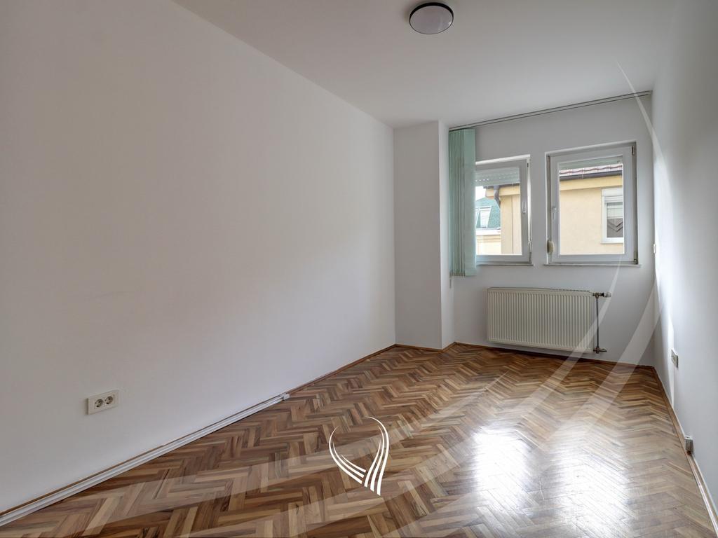 Propiedad comercial de 330 metros cuadrados en alquiler en el barrio Ulpiana (5)