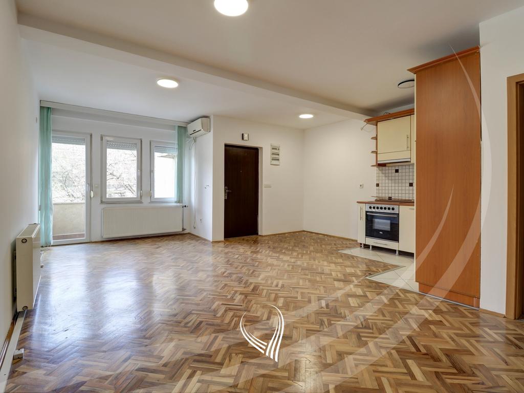 Propiedad comercial de 330 metros cuadrados en alquiler en el barrio Ulpiana (7)