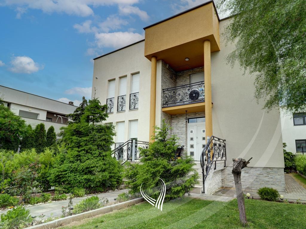 Casa di 380 metri quadrati con 4 are di terreno in vendita a Veternik