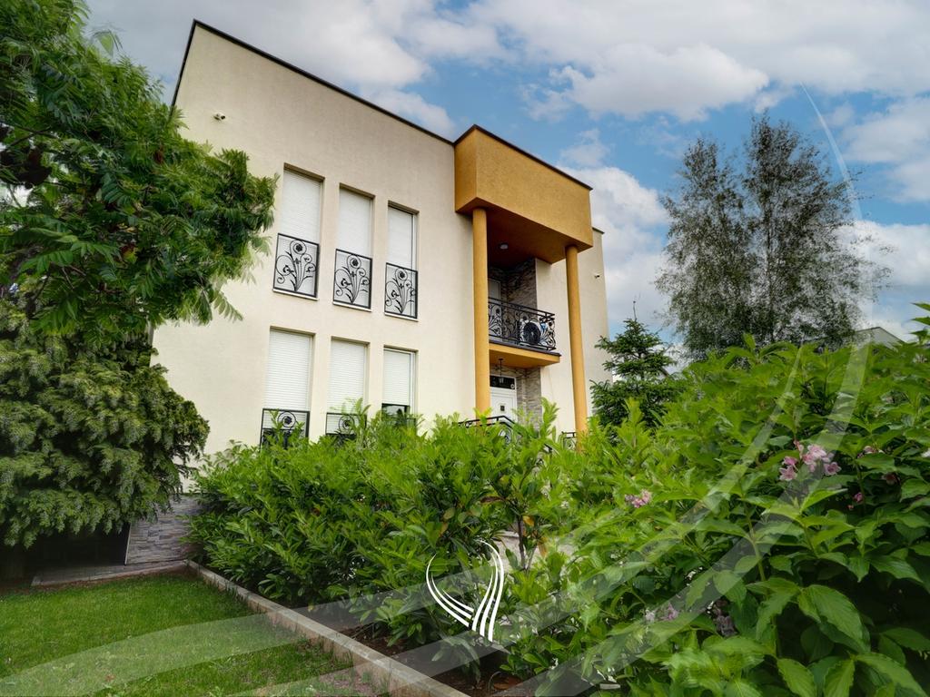 Casa di 380 metri quadrati con 4 are di terreno in vendita a Veternik (2)