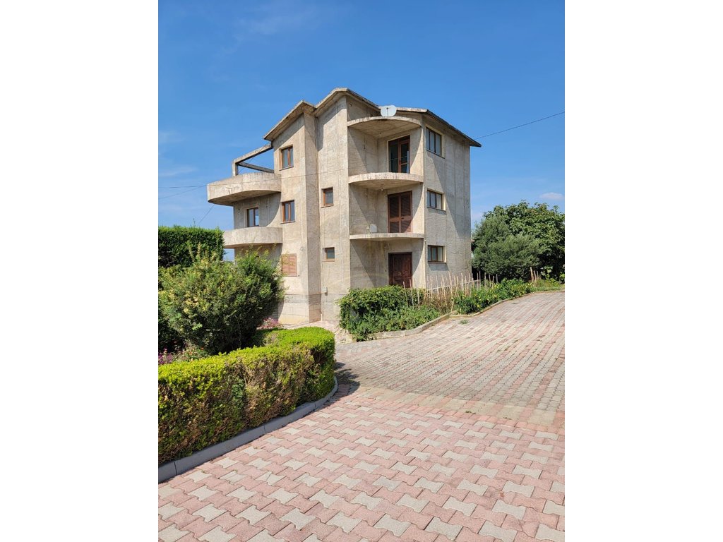 Villa de 3 pisos en venta en shkallnur, Durrës