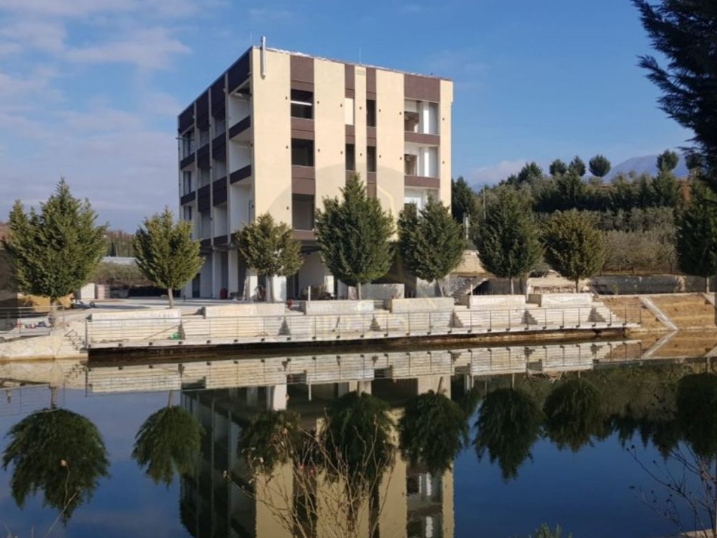 Shitet godine 4-kateshe perfekte per hotel, azil, agro-turizem, daias