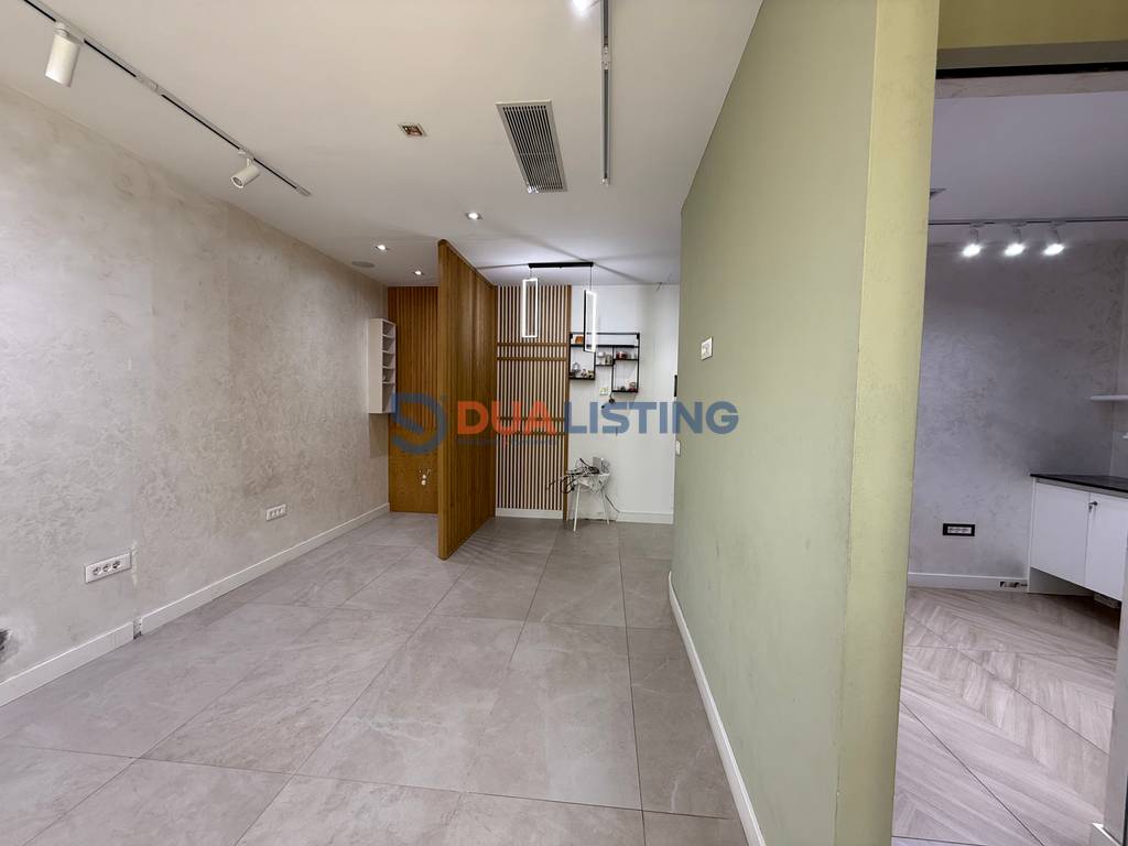 Opportunity! Commercial ambient space on dibra road near the united school! 1st floor | front road