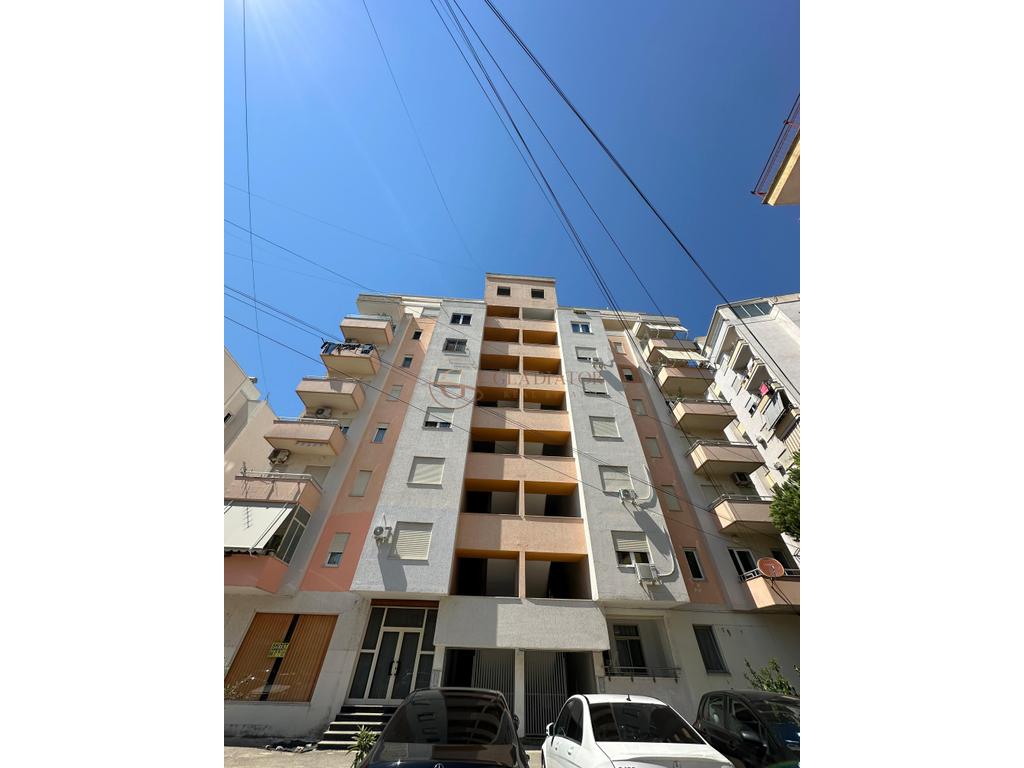 Exclusif ! Appartement 2+1 à vendre à shkembi i kavajes près de l'hôtel majestic !