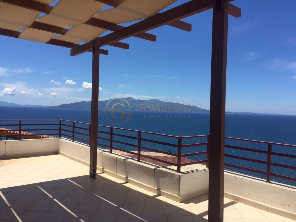Attico 3+1 con vista mare a Saranda (1 garage + 1 posto auto inclusi nel prezzo)!