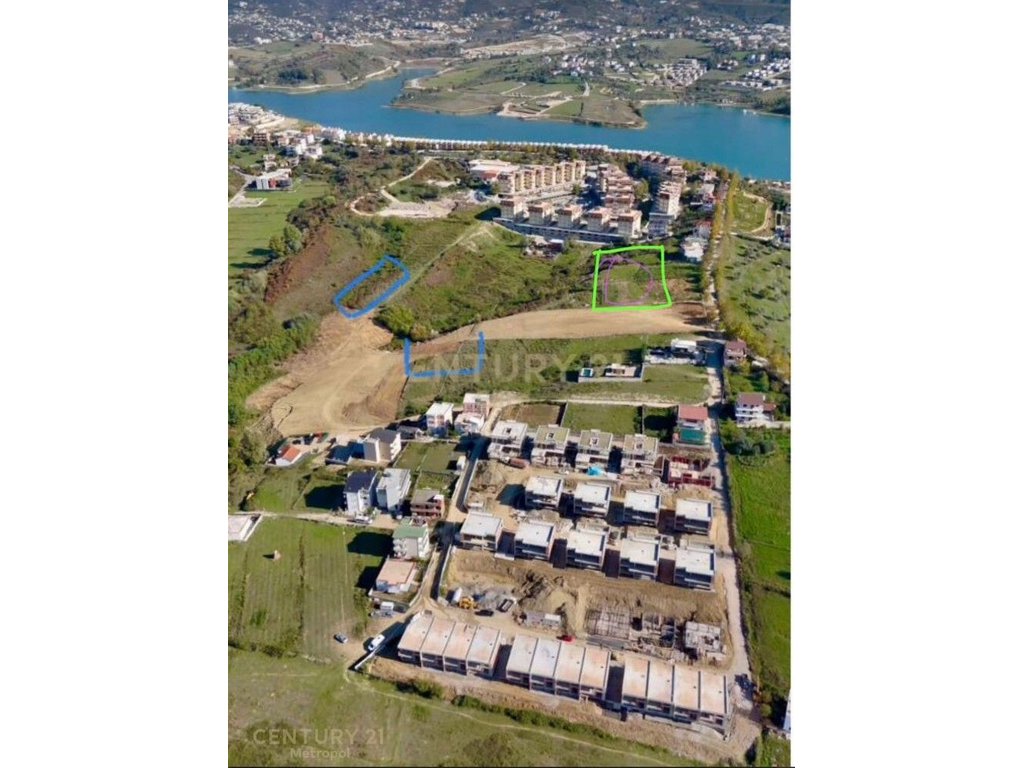 Shitet tokë 1000m² pranë liqenit të farkës