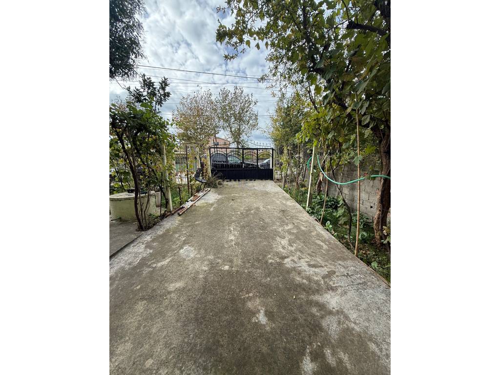 Shitet vilë 3-katëshe,buzë rruge– Spitallë, Durrës !