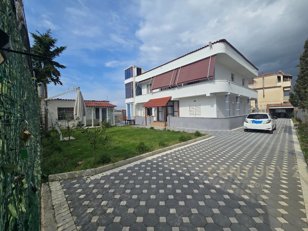 Shitet vilë 3-katëshe,buzë rruge– Spitallë, Durrës !